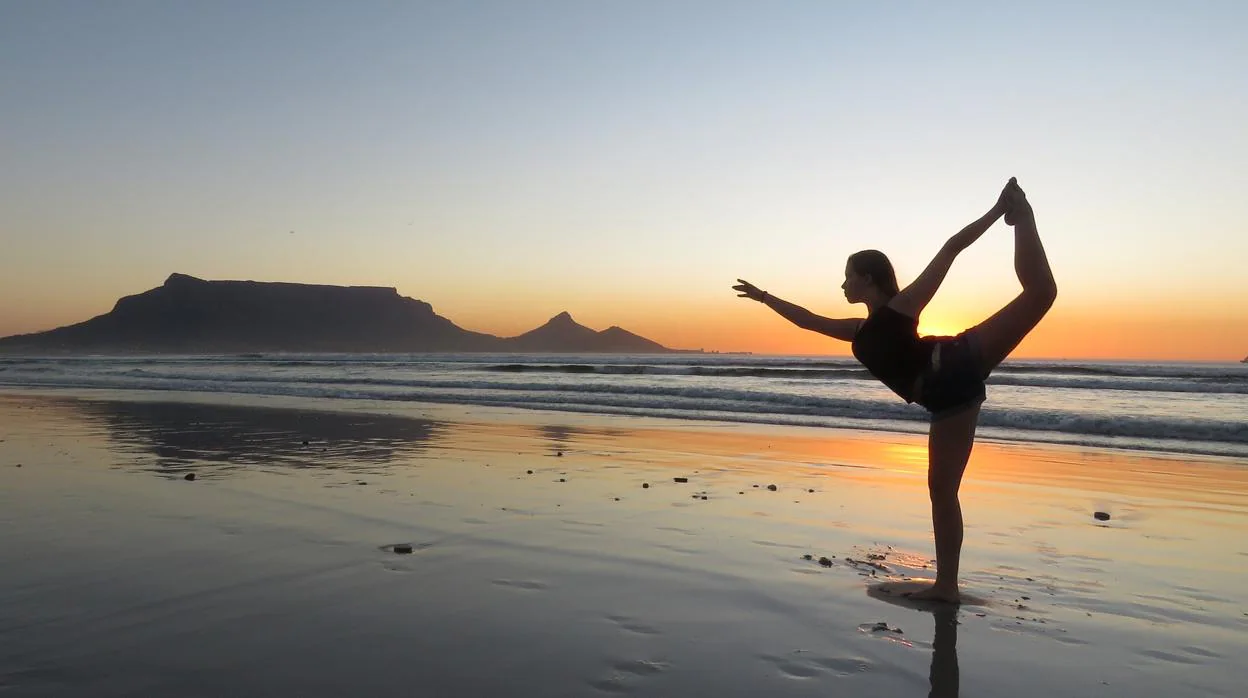 Cinco «asanas» de yoga para hacer en la playa