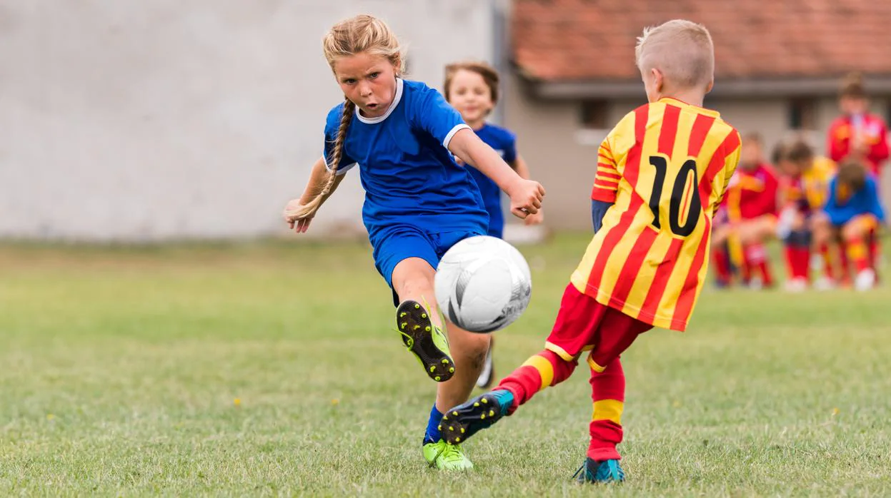 Jugar al fútbol ya no es tan difícil para las niñas»