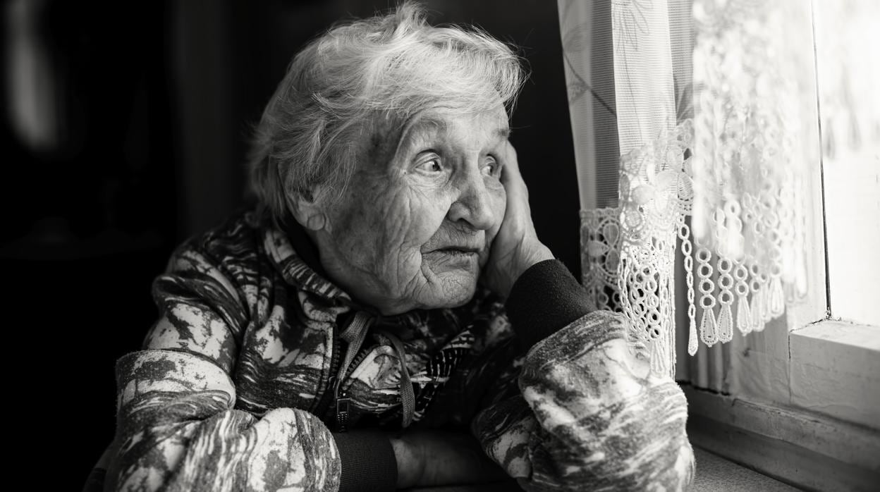 La soledad que viven personas mayores un tipo «maltrato»