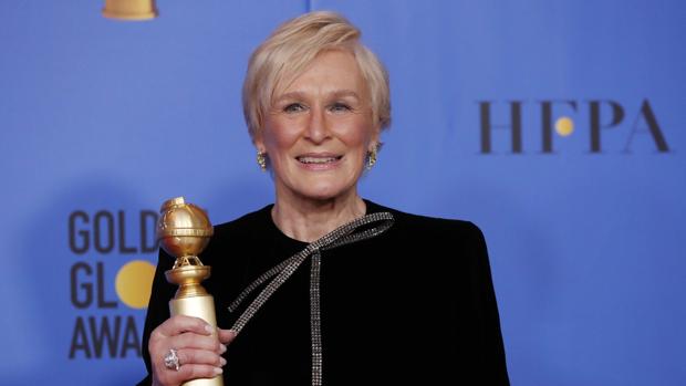 Glenn Close posa con su premio