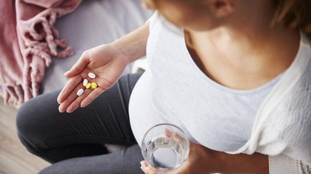 Consumir medicamentos durante el embarazo entraña riesgos para el feto.