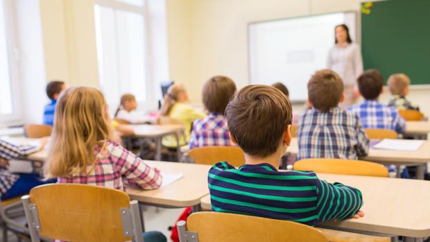 Varios niños en clase.