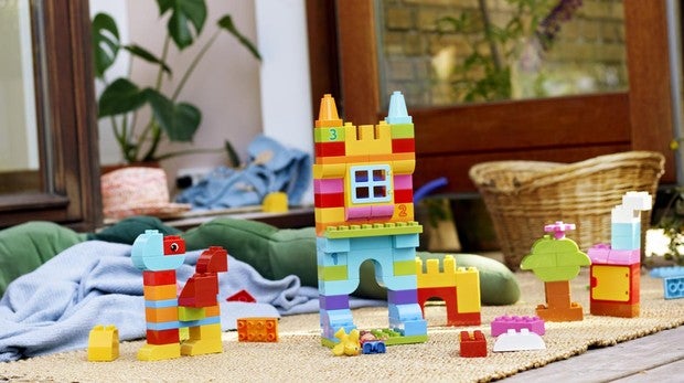 Jugar con piezas de construcciones les ayuda a desarrollar la motricidad fina