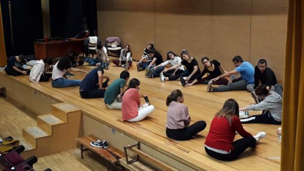 Algunos de los jóvenes del grupo preparándose para un ensayo