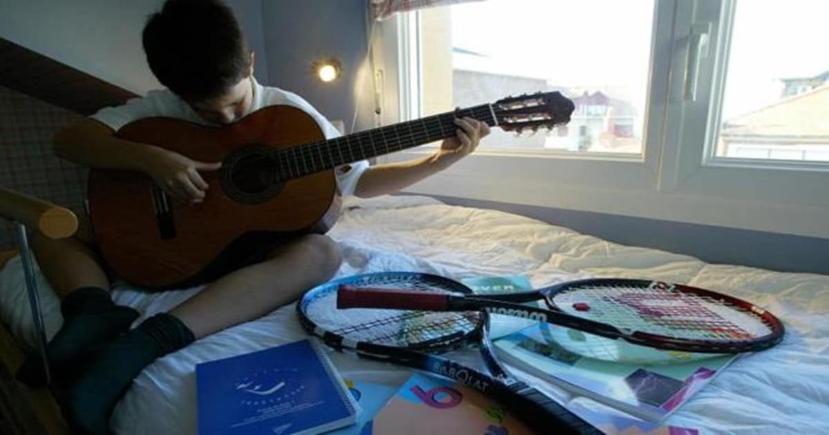 maldición Leve ganador Los indudables beneficios de aprender a tocar la guitarra en la niñez