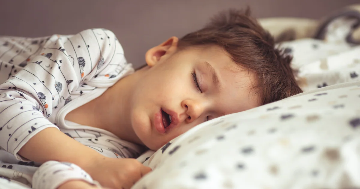 Los bebés y niños no deben dormir con luz