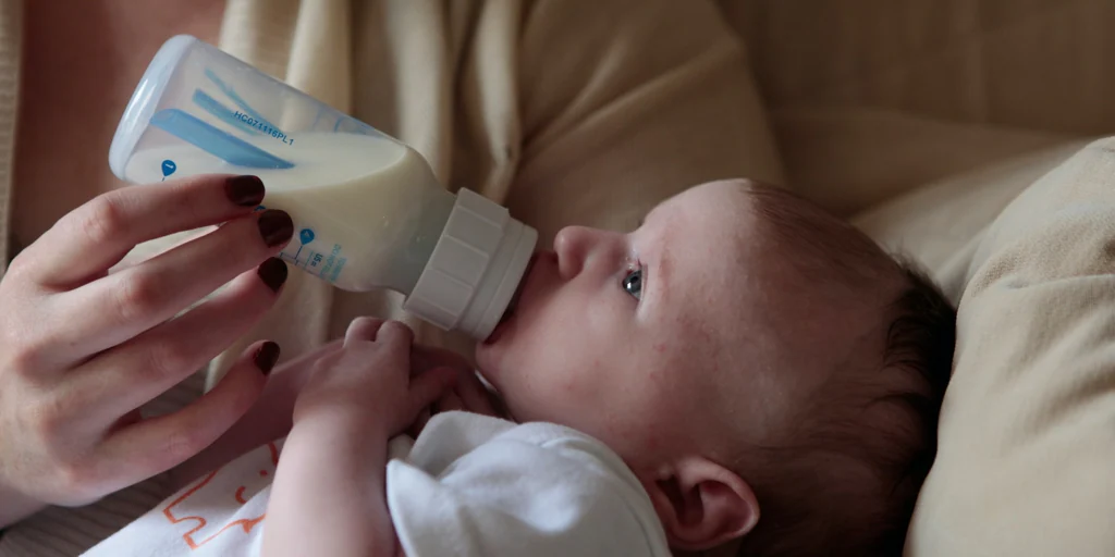 Cantidad de leche en biberón por edad - Happymami Lactancia Materna