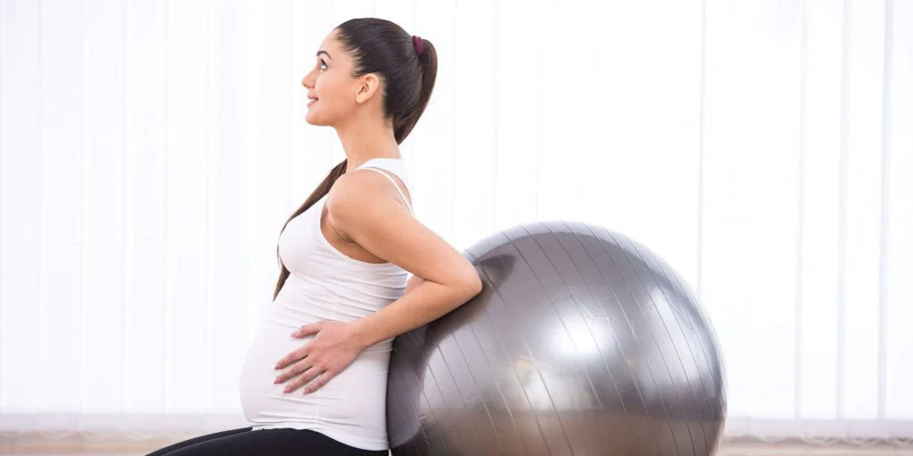 Usar una pelota de pilates durante el embarazo facilita la labor de parto,  te contamos por qué, Estilo de Vida Madres