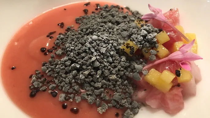 Gazpacho-rojo-de-melocoton-con-atun