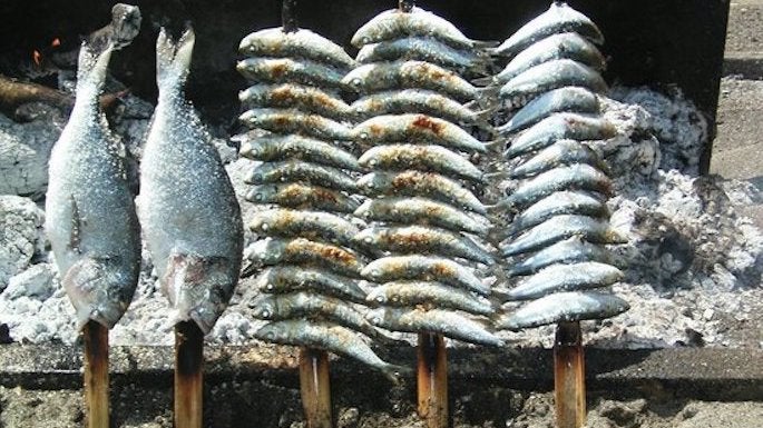 espetos de sardinas chiringuito pepes en marbella