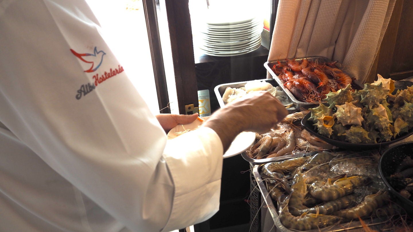 gambas al pil pil del restaurante los marinos jose en fuengirola