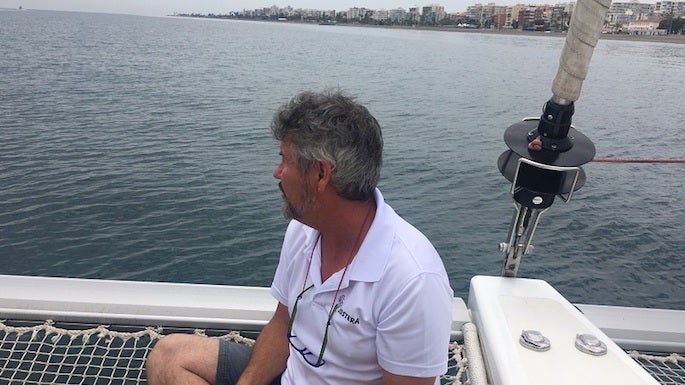 Sebastián en la proa del catamarán.