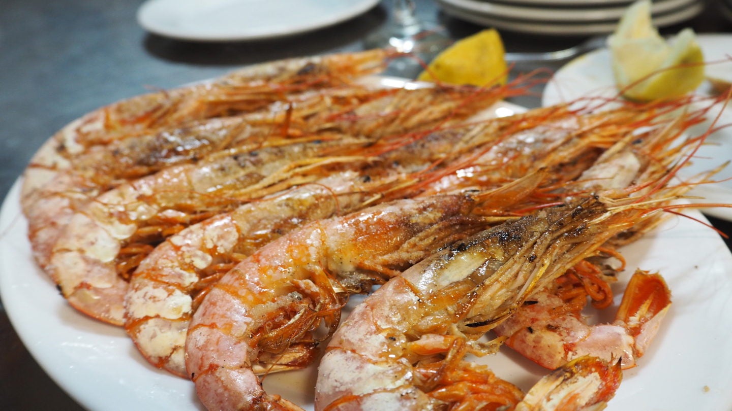 Gambas, gambones, carabineros... Marisco siempre fresco en el bar (M. Sánchez).