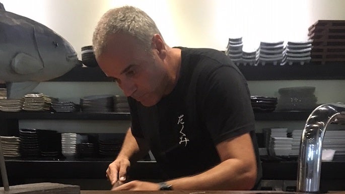 Álvaro Arbeloa tras la barra de Ta-Kumi en Marbella (C. M).