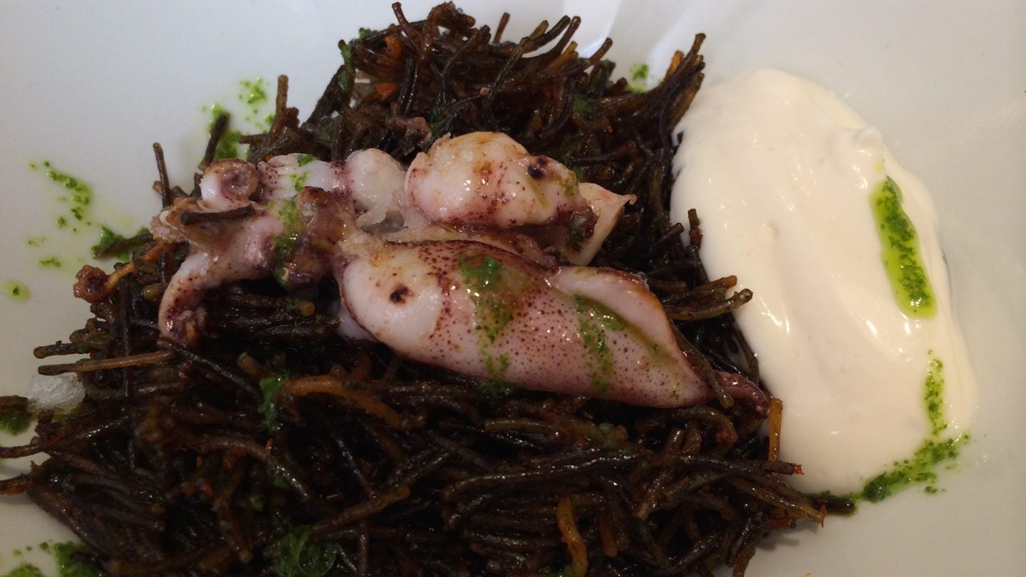 fideos negros tostados y calamaritos taberna uvedoble