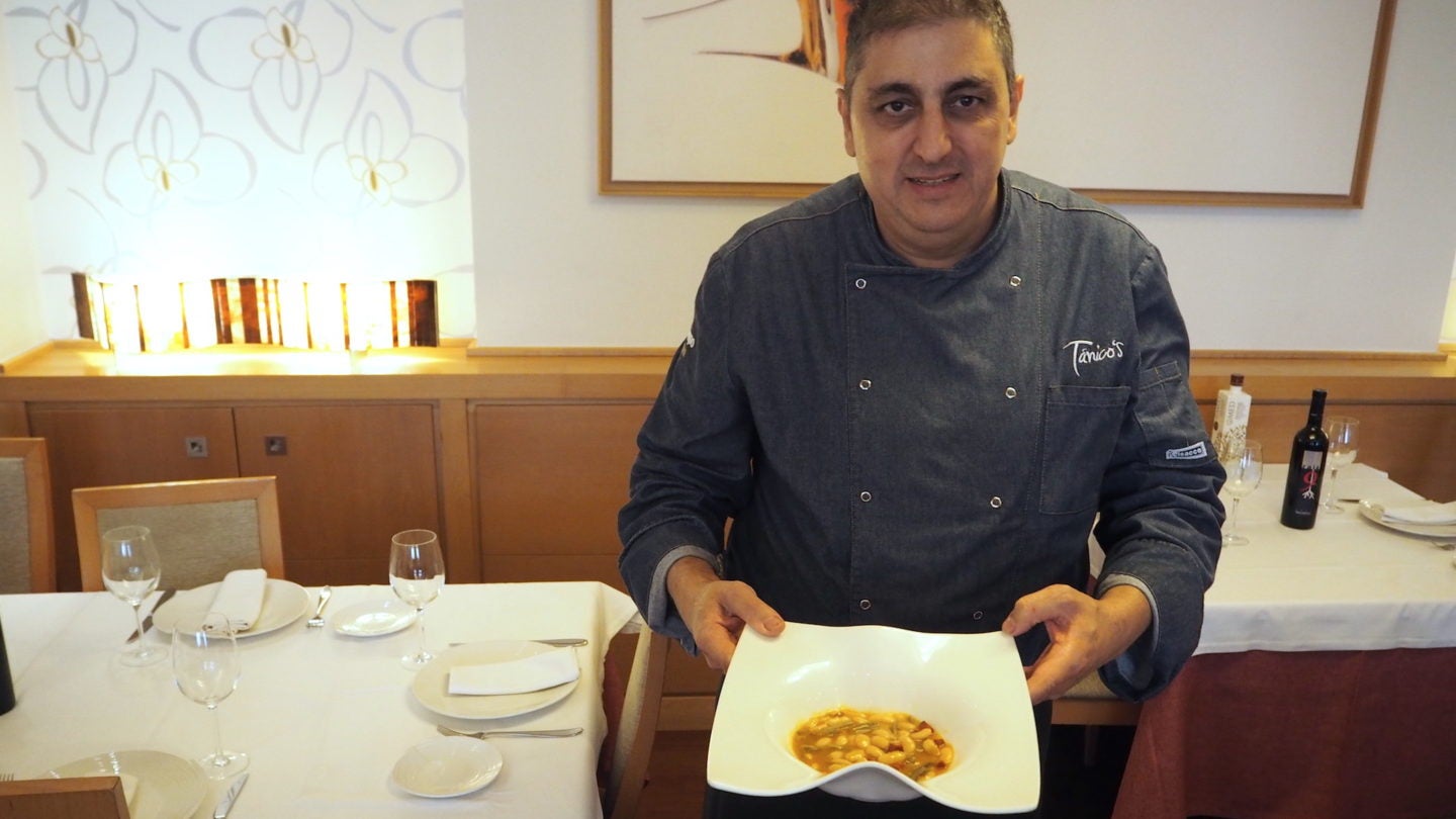 El guiso de tagarninas con judías es otra de las propuestas gastronómicas de Tánico's cuando tienen el producto (M.S.).
