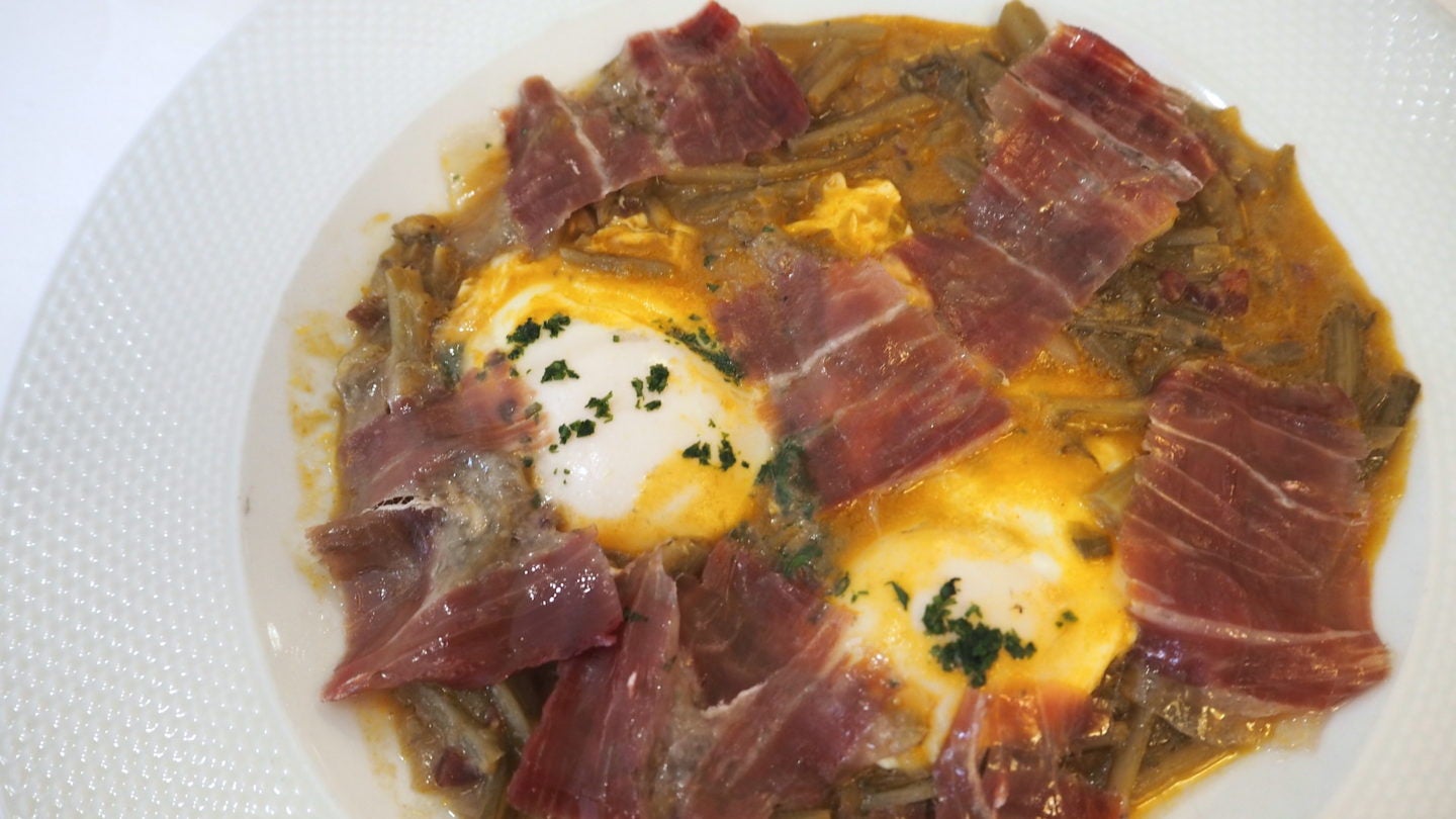 Las tagarninas se sirven con jamón ibérico de bellota y huevos de campo (M. S.).