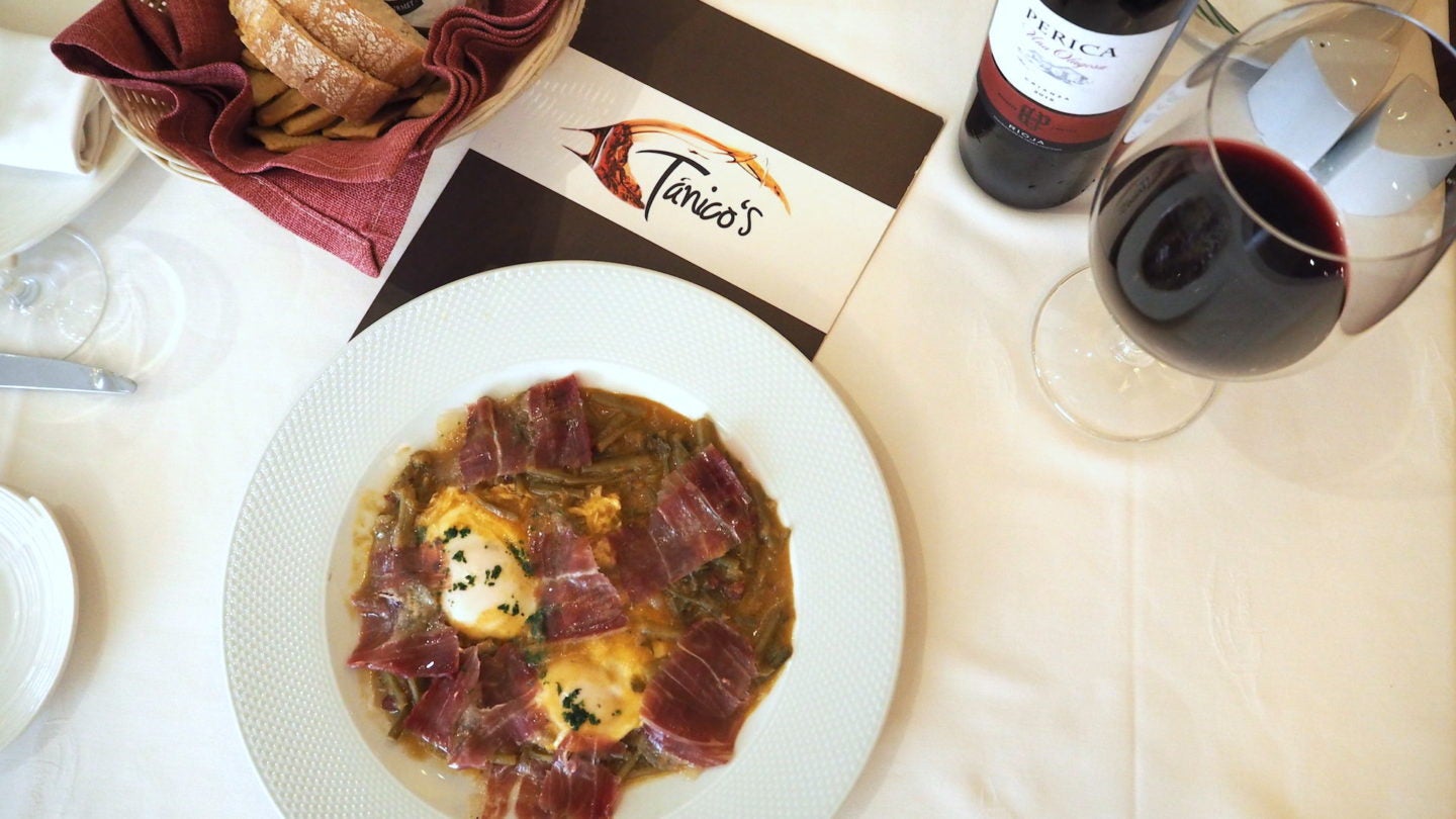 Tagarninas esparragadas del restaurante Tánico's en Fuengirola, listas para tomar (M. S.).