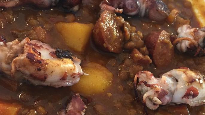 antigua casa de botes lentejas con chopitos y pulpito