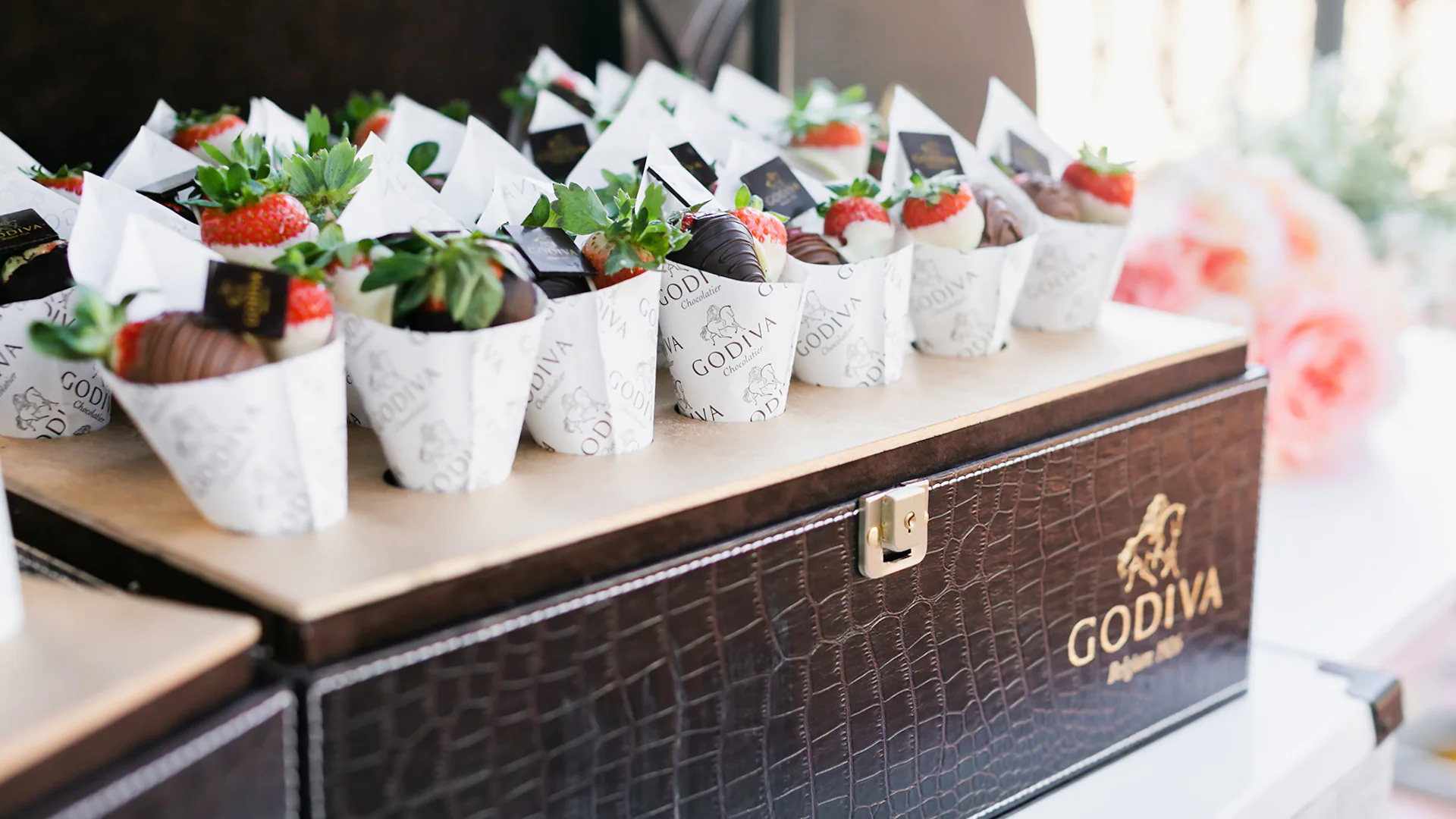 Godiva ofrece la posibilidad de contratar el servicio de 'dipping de fresas' a domicilio, para eventos y ocasiones especiales.