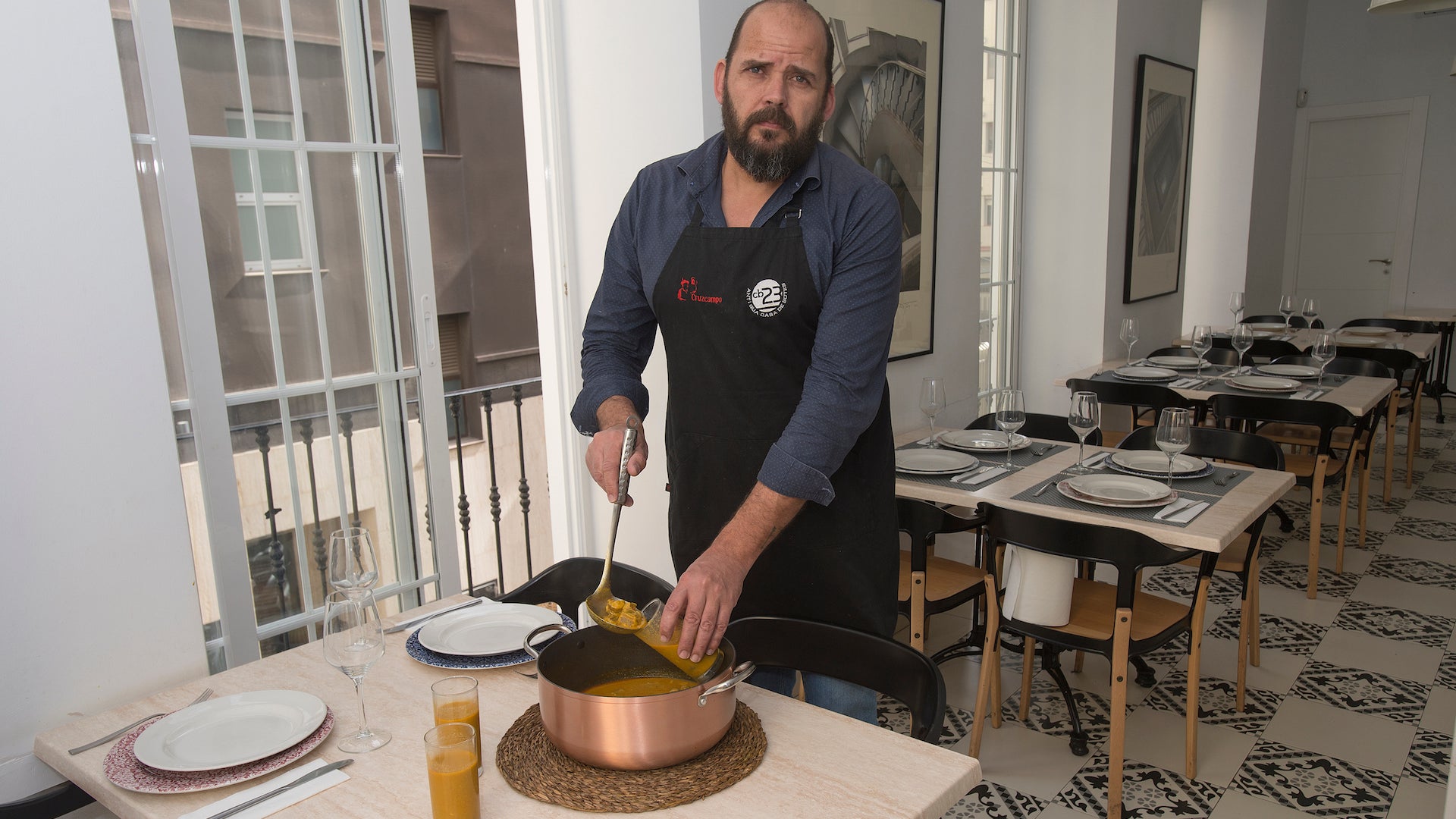 el caldo de pintarroja de alvaro olea en el restaurante cb 23 en malaga capital