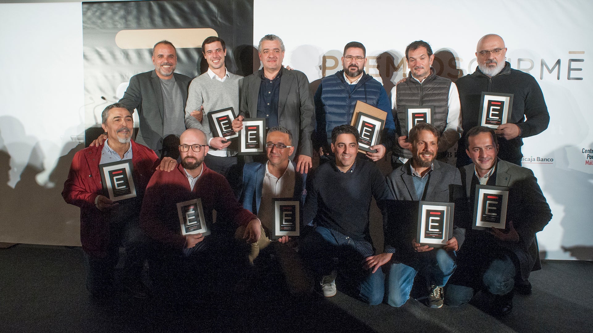 Los premiados Gurmé Málaga 2018. De ida. a dcha., arriba: Álvaro Arbeloa (Ta-Kumi), Luis Olarra (Kabuki Raw), Dani Carnero (La Cosmopolita), Dani García (Dani García Restaurante), Aitor Perurena (1870) y Pablo Caballero (La Antxoeta). Abajo: Diego Amuedo (Casa Orta), Antonio Jiménez (Ta-Kumi Málaga), Pablo y José Sánchez (Los Marinos José), Sergio del Río (Óleo) y Luis Ureña (Primeria Selection). Foto: Francis Silva.