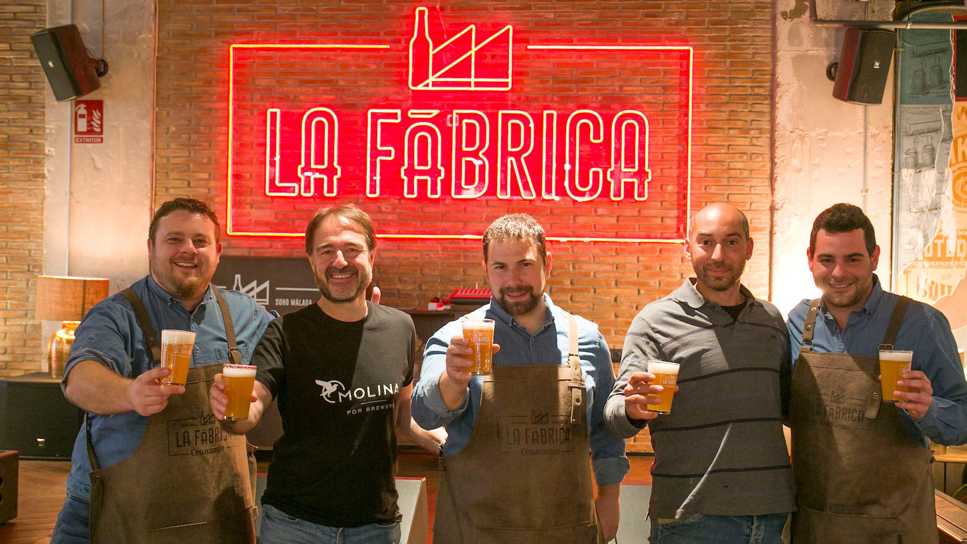 maestros cerveceros de la fabrica cruzcampo en malaga