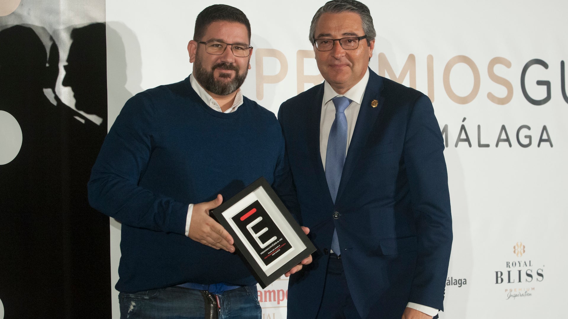 Dani García (Dani García Restaurante) recoge el premio de manos de Francisco Salado, presidente de la Diputación Provincial de Málaga. Foto: Francis Silva.