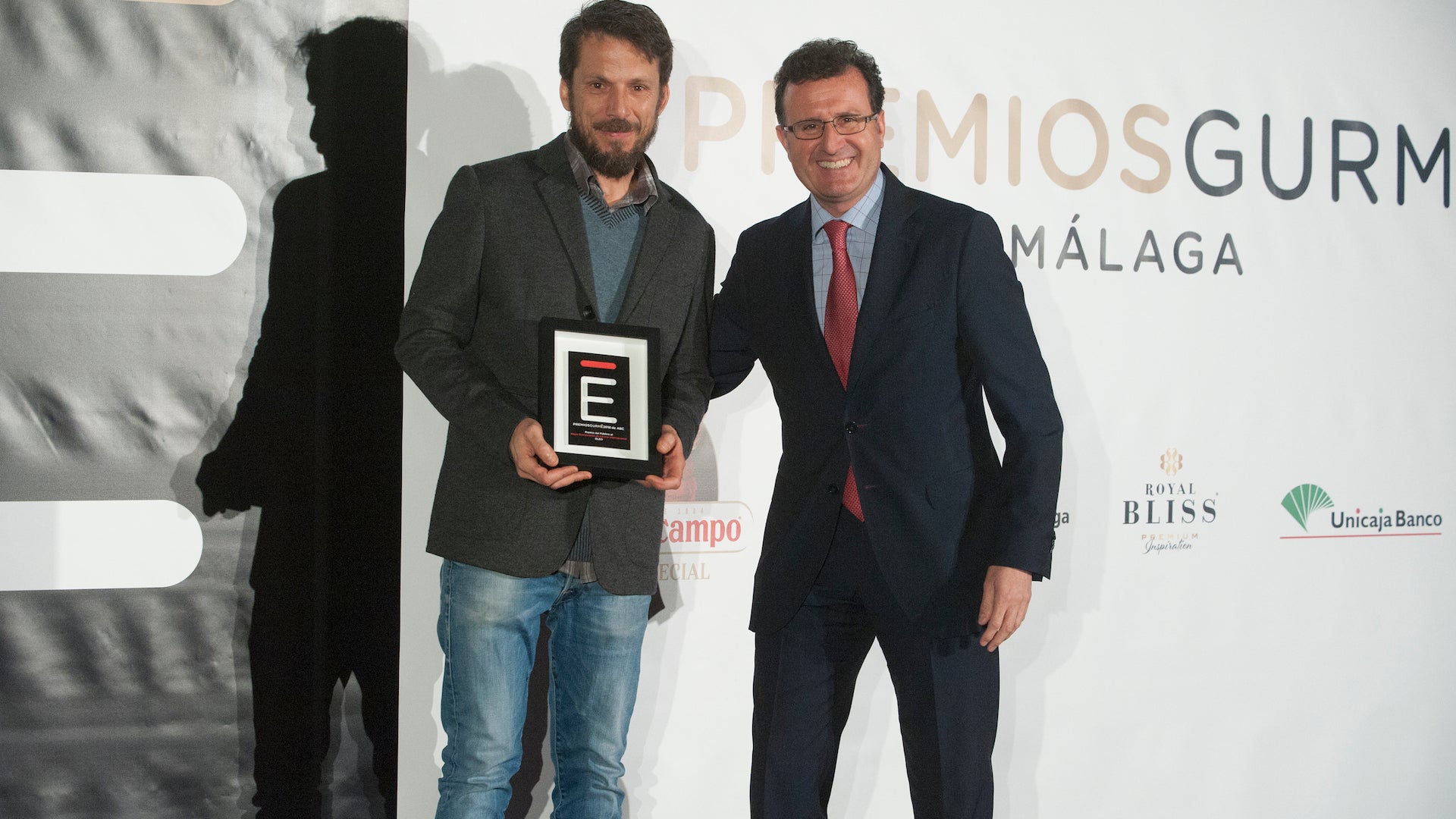 Sergio del Río (Óleo) recibe el galardón de manos de Alejandro García Alonso (Coca-Cola European Partners). Foto: Francis Silva.