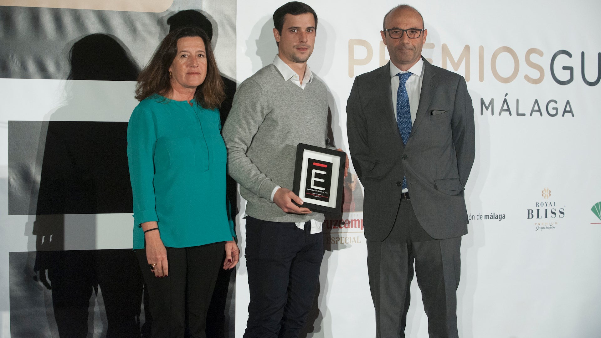Luis Olarra (Kabuki Raw) con Ada Bernal e Ignacio Cunillé (Heineken España). que fueron los elegidos para entregarle el premio. Foto: Francis Silva.