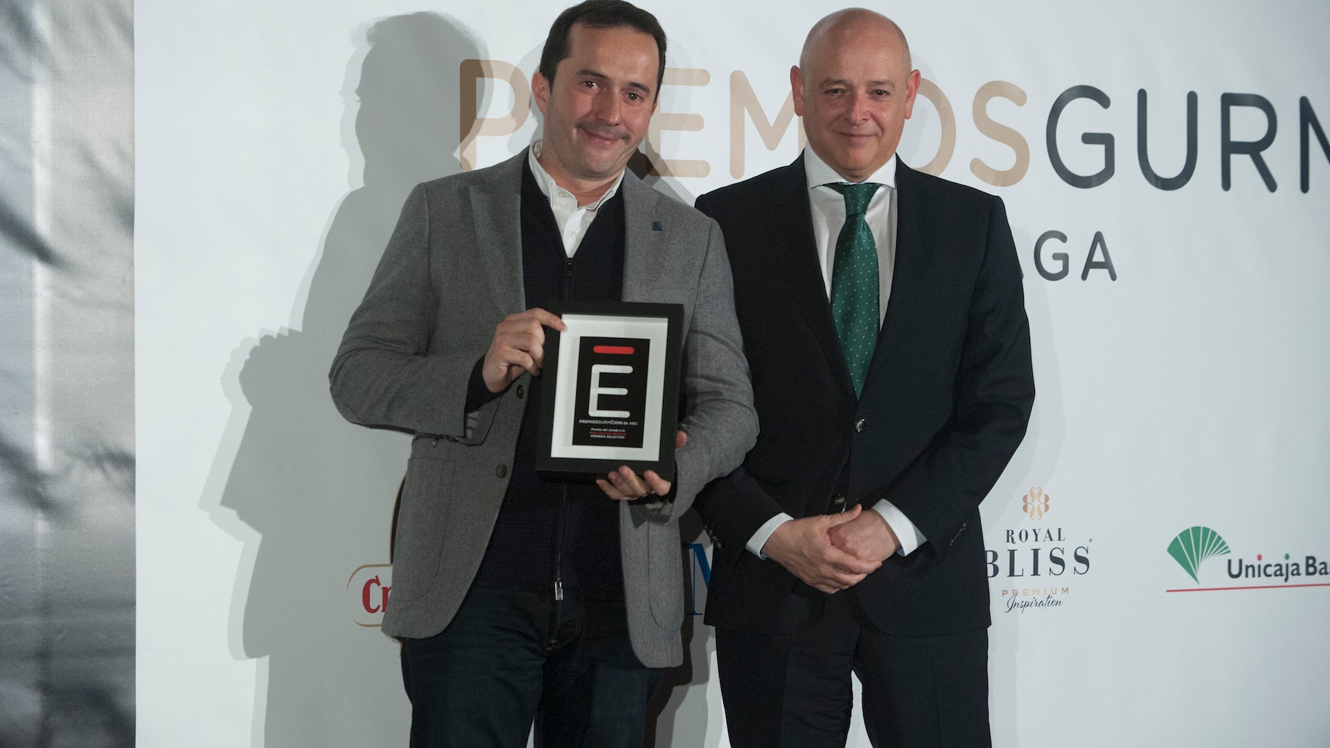 Luis Ureña (Primeria Selection) recibió su premio de manos de Fernando J. Ríos (Unicaja). Foto: Francis Silva.
