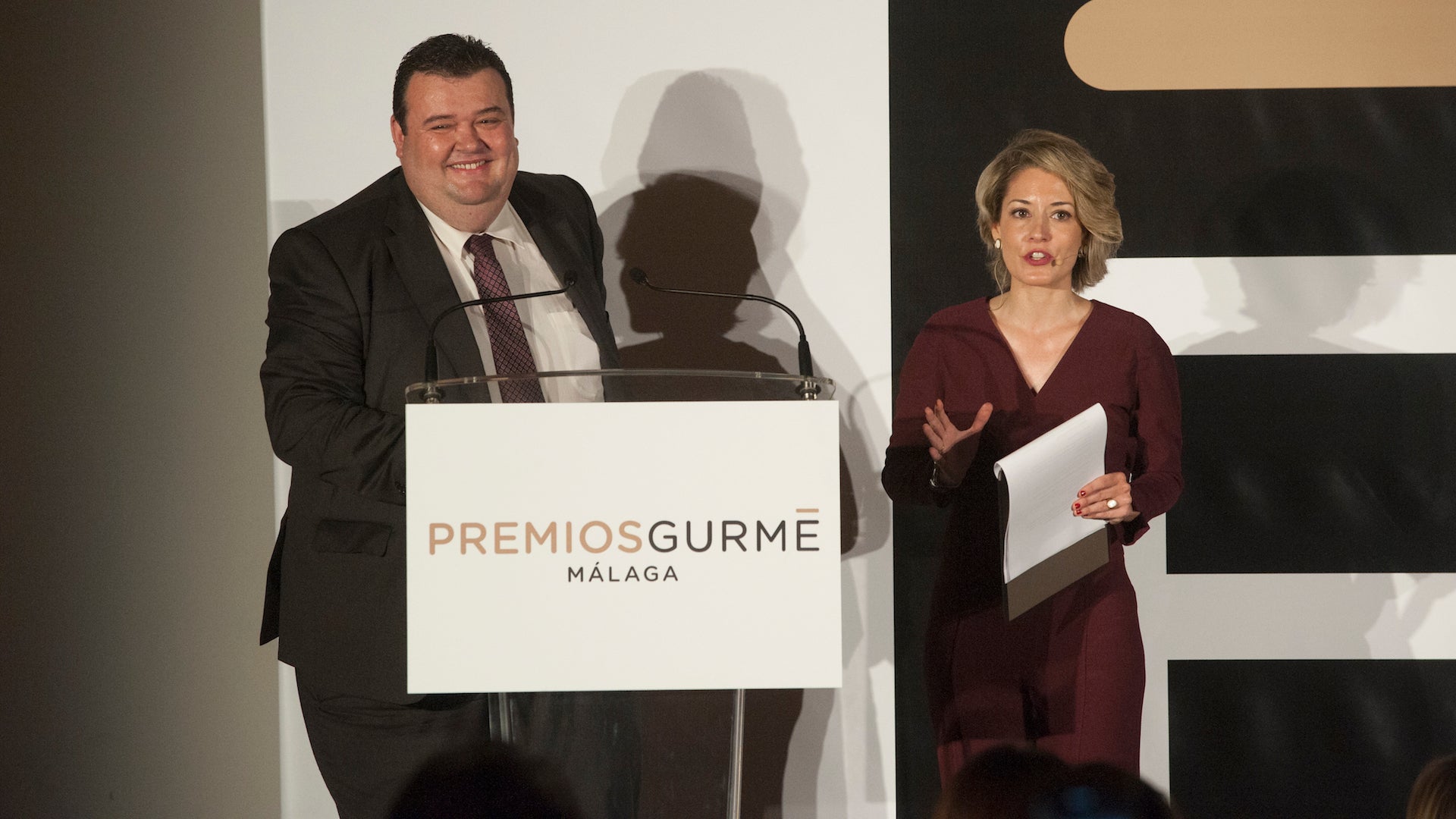 Carlos Mateos (editor de Gurmé Málaga), junto a Patricia García Mahamud (presentadora del evento). Mateos fue el encargado de clausurar la ceremonia. Foto: Francis Silva.