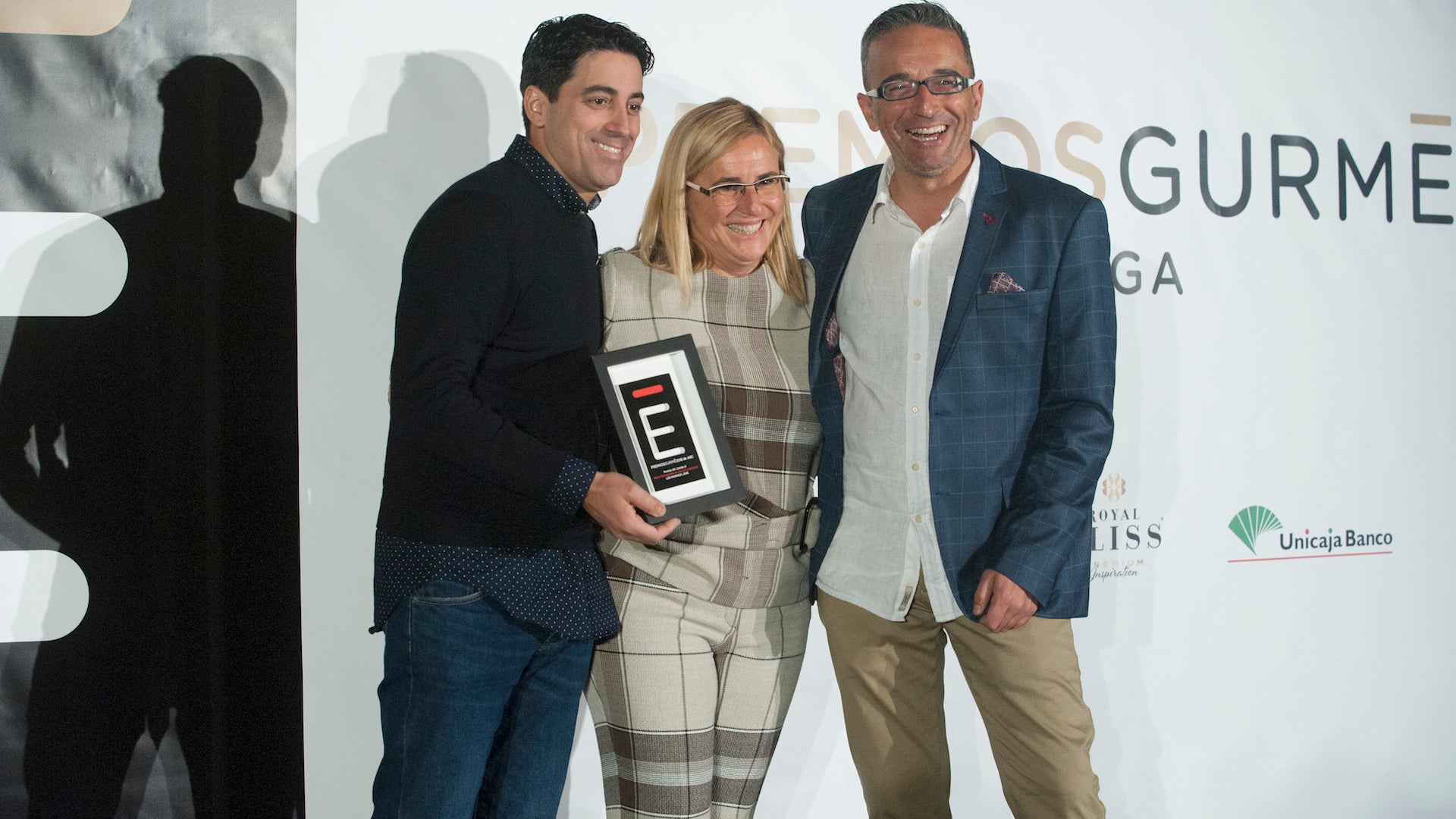 Pablo y José Sánchez (Los Marinos José) reciben su premio de manos de Ana María Mula, alcaldesa de Fuengirola. Foto: Francis Silva.