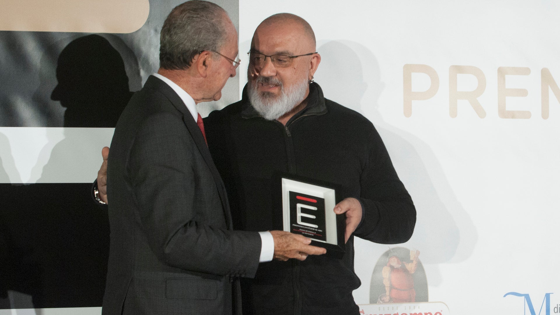 Pablo Caballero (La Antxoeta) recibe su premio de manos del alcalde de Málaga, Francisco de la Torre. Foto: Francis Silva.