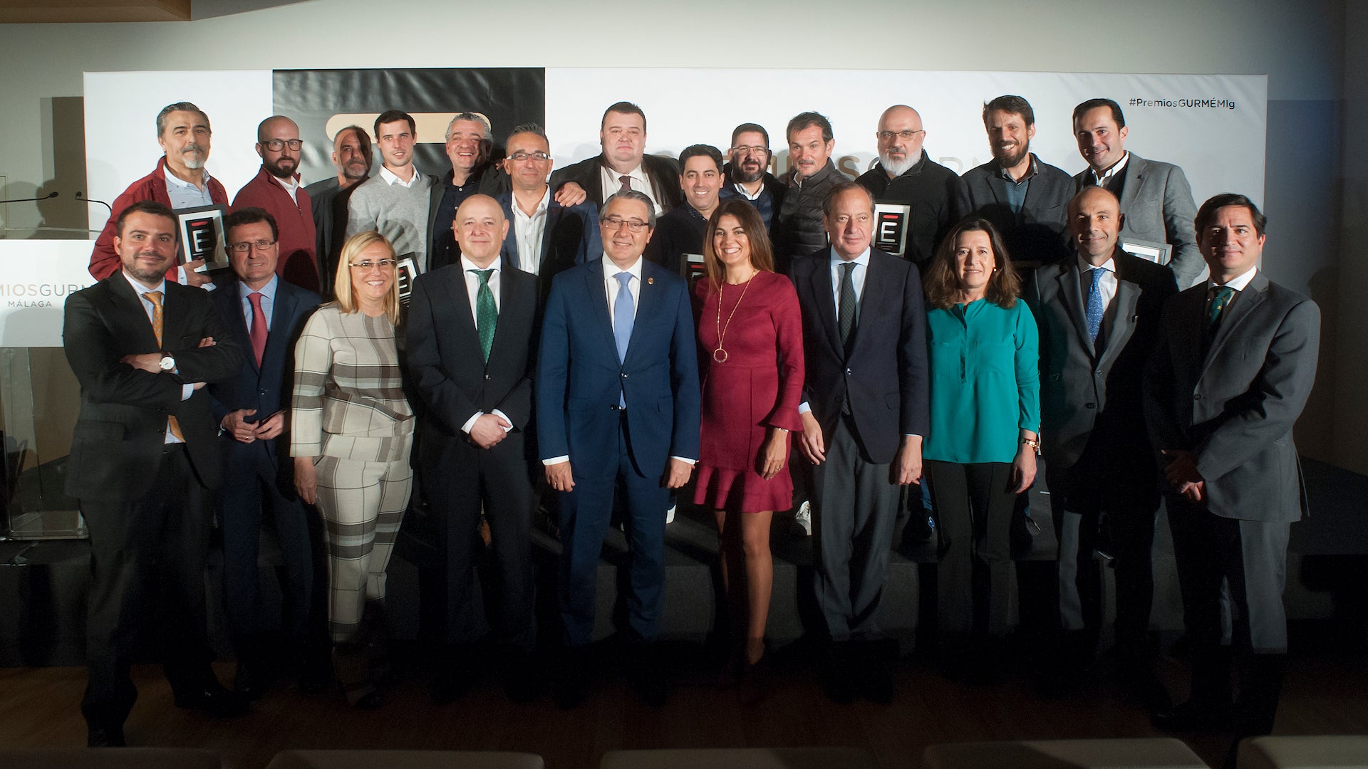 En segundo plano, todos los galardonados. En primera fila, de izda. a dcha., Fernando del Valle Lorenci (ABC Andalucía), Alejandro García Alonso (Coca-Cola European Partners), Ana María Mula Redruello (Ayuntamiento de Fuengirola), Fernando J. Ríos Cañadas (Unicaja), Francisco Salado Escaño (Diputación Provincial de Málaga), Nuria Rodríguez (delegada de Turismo Junta de Andalucía), Álvaro Rodríguez Guitart (ABC Andalucía), Ada Bernal Martínez (Heineken España), Ignacio Cunillé (Heineken España) y Juan Jesús Bernal Ortiz (Sabor a Málaga). Foto: Francis Silva.
