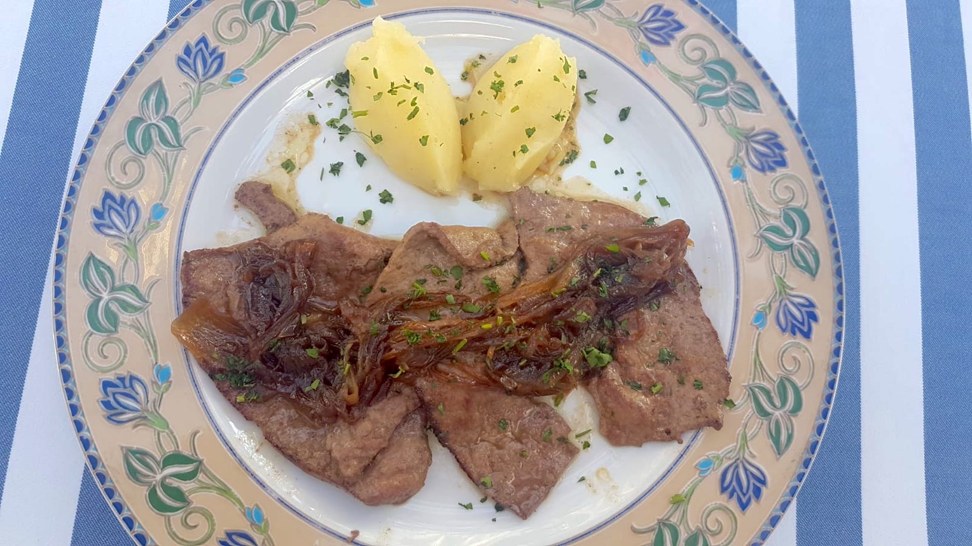 higado de ternera encebollado en la tirana