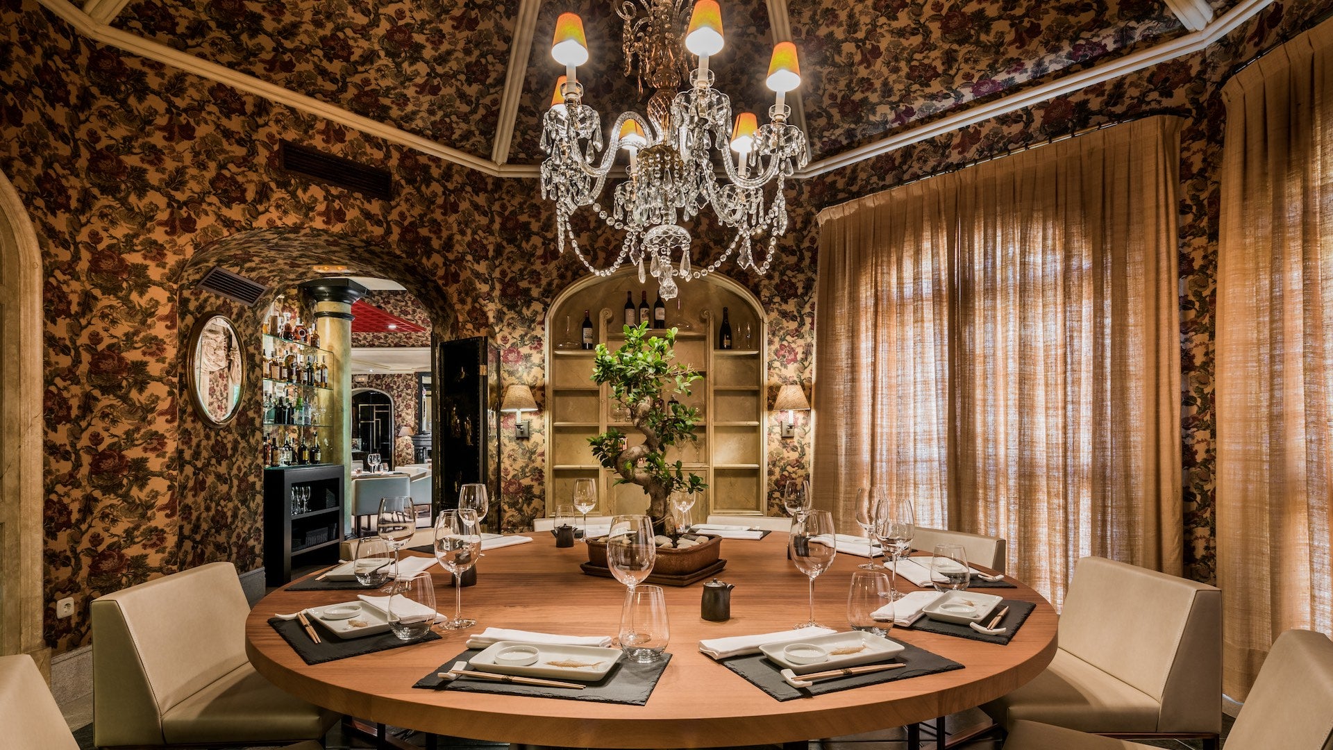 salon interior en 99 sushi bar marbella en hotel villa padierna