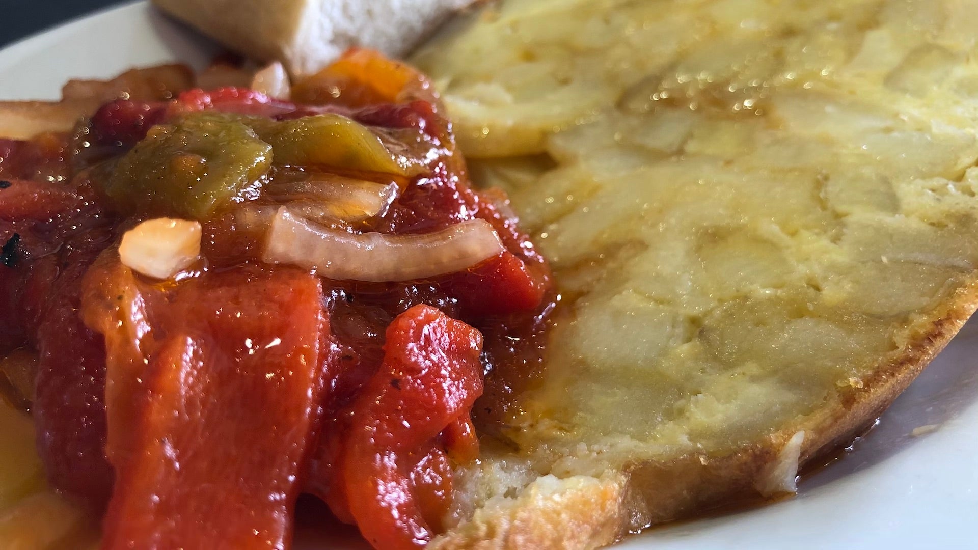 La tapa de tortillas se sirve con ensalada de pimientos asados en el Bar De la Rubia en Monda. 