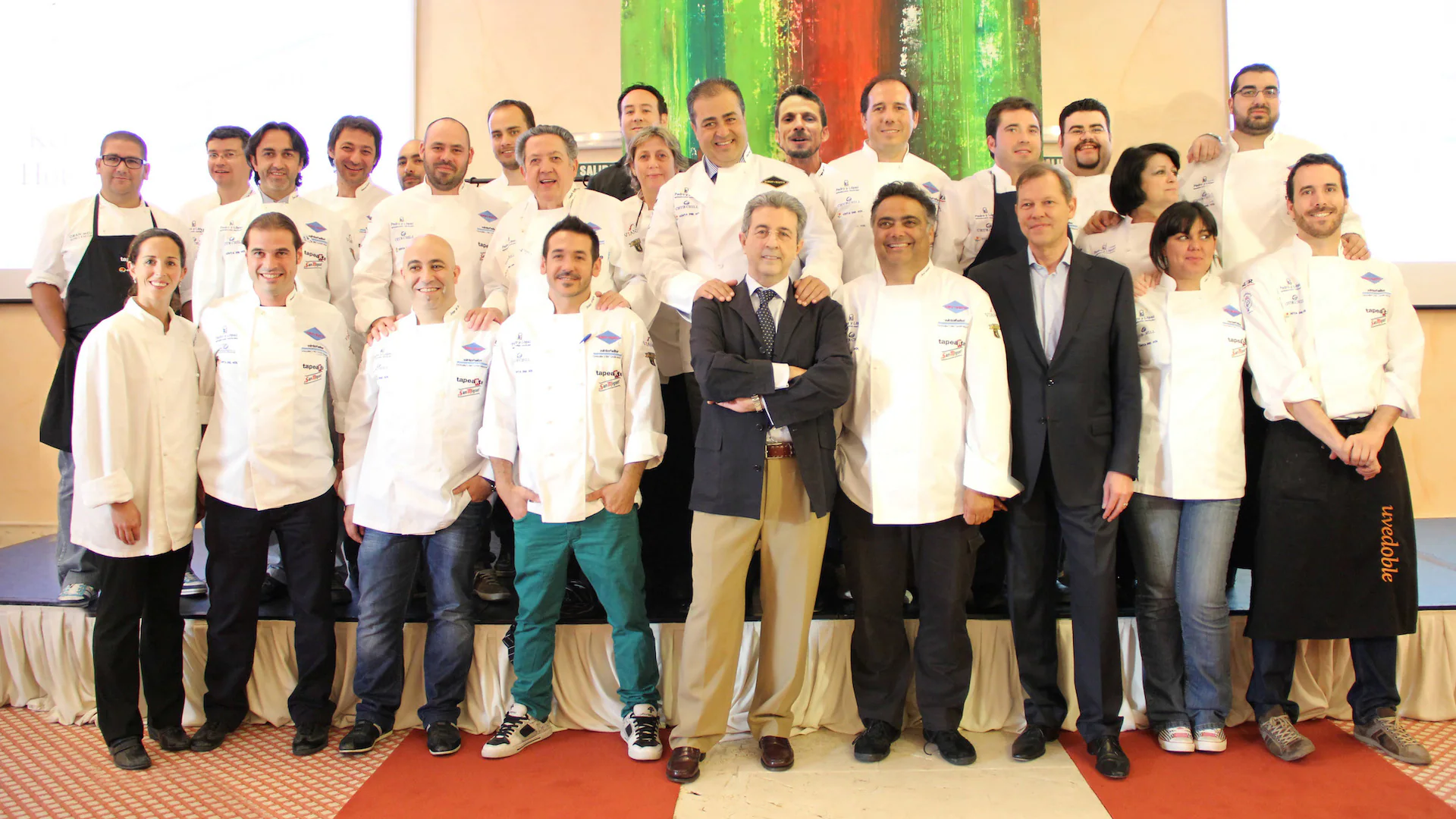 Fernando Rueda acompañado por cocineros que forman parte de Gastroarte.