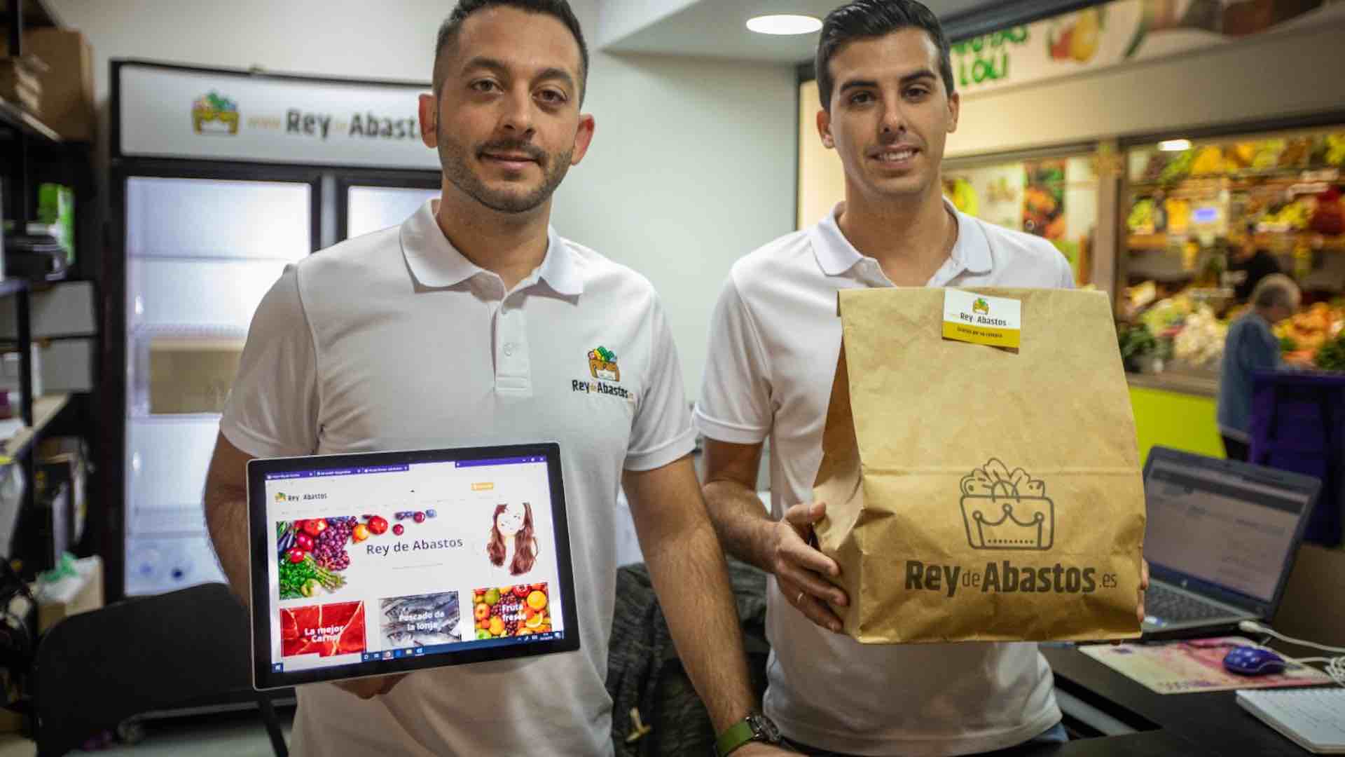 Alberto García Serrano (izda.) e Ignacio Cruces González (dcha.), los dos jóvenes emprendedores que han creado reydeabastos.es. 