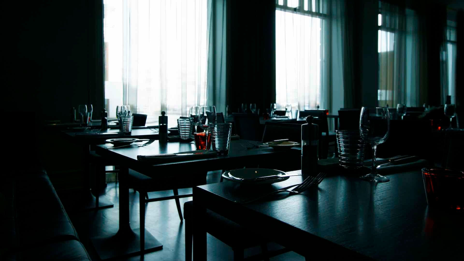 A partir del 25 de mayo se permitirá que bares, restaurantes y cafeterías abran sus salones interiores con un límite del 30% de su aforo.