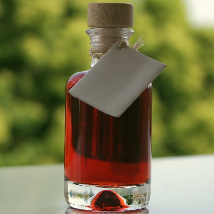 La botella pequeña contiene el Sherry Negroni, una manera más divertida para servir el cóctel,  de entretenernos en casa. Lo ideal es prepararlo, reservar en la nevera y tenerlo listo para tomar como aperitivo.