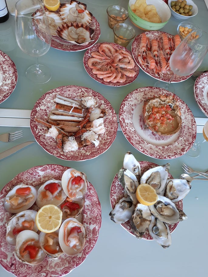 Los clientes de Noray II disfrutan en casa de mariscadas especiales que prepara el equipo del restaurante.