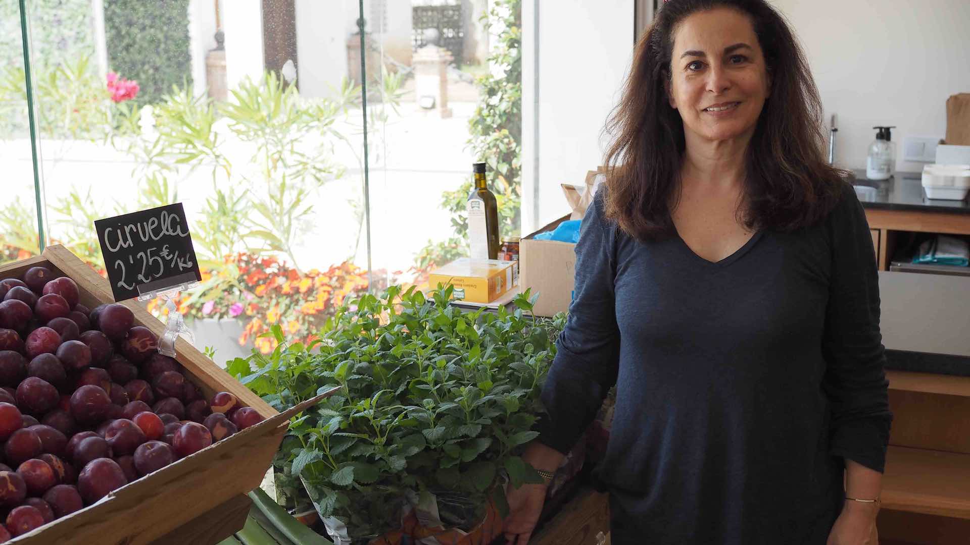 Zineb Lagzhaoui está al frente de Green Village Organic Market.