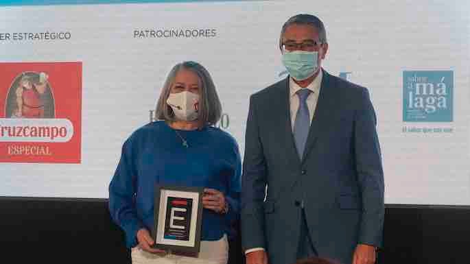 Charo Carmona, de ARTE DE COZINA, recibe el galardón en la categoría 'Guardianes del recetario malagueño', premio del jurado (Foto F. Silva).