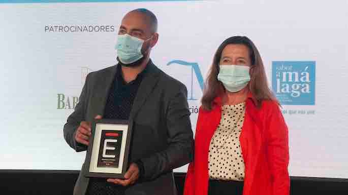Benito Gómez, de BARDAL, recibe el galardón en la categoría 'Mejor restaurante de cocina creativa', premio del jurado (Foto F. Silva).