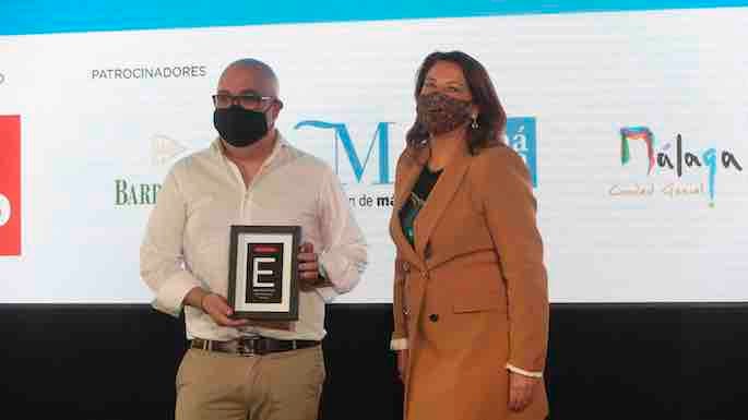Diego del Río, de BOHO CLUB, recibe el galardón en la categoría 'Mejor restaurante de apertura reciente', premio del público (Foto F. Silva).