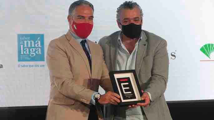 Dani Carnero, de KALEJA, recibe el galardón en la categoría 'Mejor restaurante de apertura reciente', premio del jurado (Foto F. Silva).