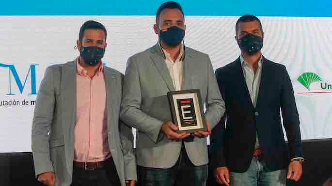 Luismi Menor y César Morales recogen el galardón al 'Mejor restaurante de producto', premio del público (Foto F. Silva).