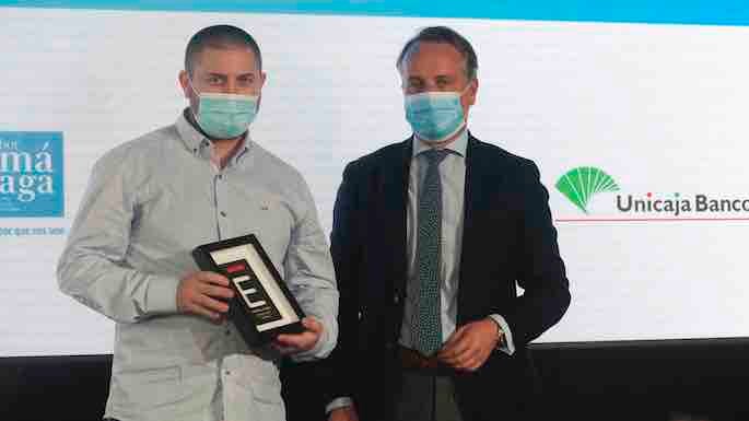 Antonio Fernández, de LOBITO DE MAR, recoge el galardón en la categoría 'Mejor restaurante informal/ barra', premio del jurado (Foto F. Silva).